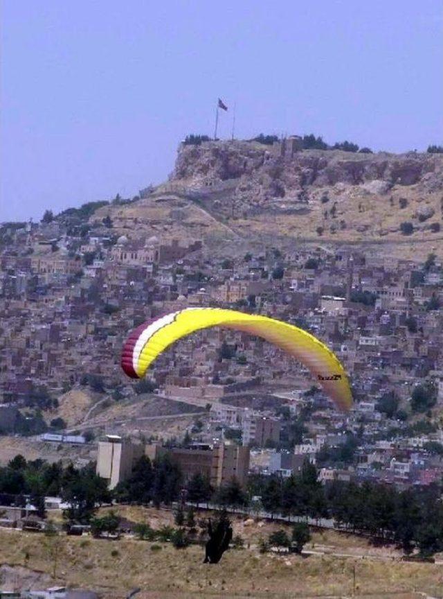 Mardin'de 15 Temmuz Şehitlerini Paraşütle Atlayarak Andılar