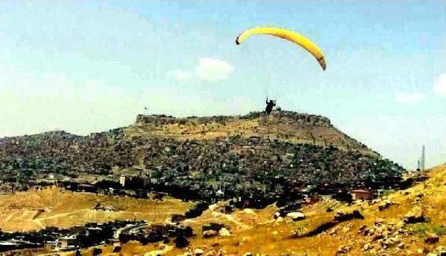 Mardin'de 15 Temmuz Şehitlerini Paraşütle Atlayarak Andılar