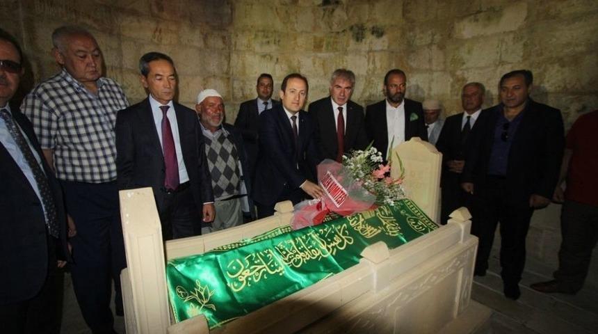 Dede Korkut, Mezarı Başında Anıldı