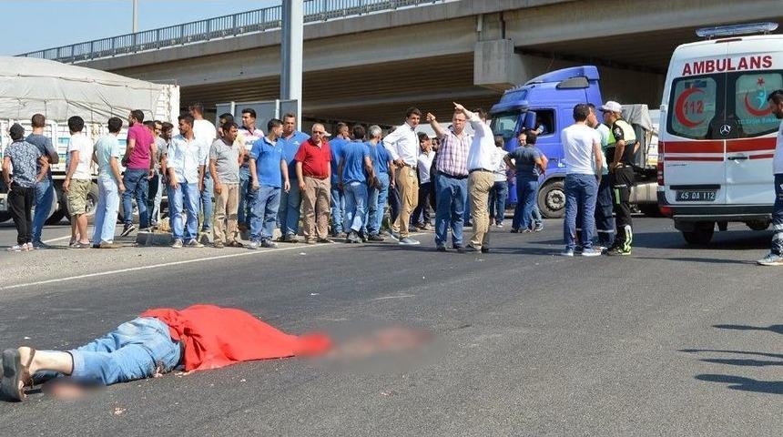 Motosikletiyle Kamyonun Altında Kaldı: 1 &Ouml;l&uuml;