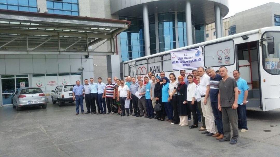 Hastane &Ccedil;alışanları 15 Temmuz Şehitleri İ&ccedil;in Kan Verdi