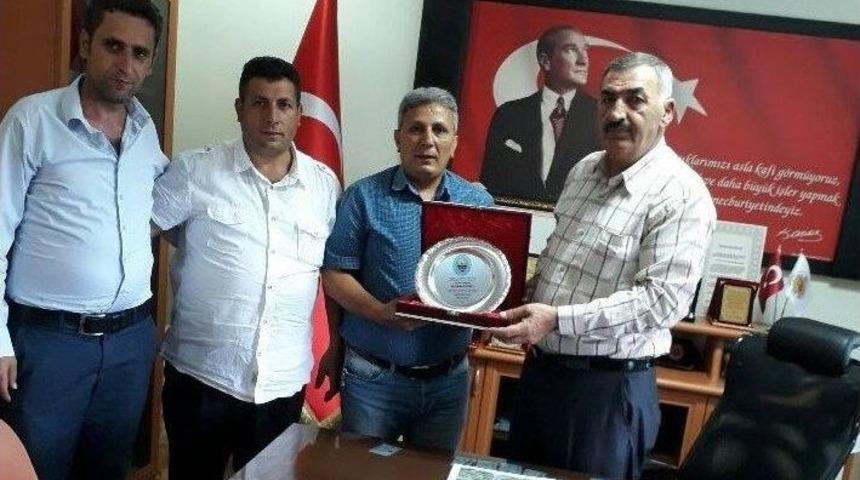 Olur Belediye Başkanı Oktay&rsquo;a Ormanağzı K&ouml;y&uuml; Derneğinden Plaket