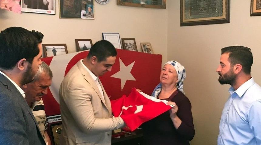 Aliağalı Şehidin Ailesinden Cumhurbaşkanına T&uuml;rk Bayrağı