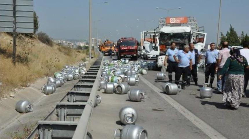 T&uuml;p Dolu Kamyon Tır'a &Ccedil;arptı, Faciadan D&ouml;n&uuml;ld&uuml;