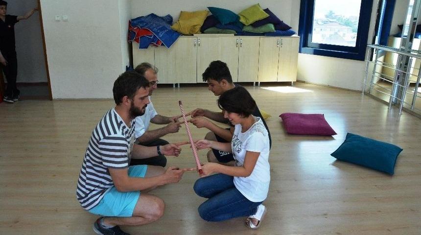 İzmek&rsquo;in Yaz Kursları B&uuml;y&uuml;k İlgi G&ouml;r&uuml;yor