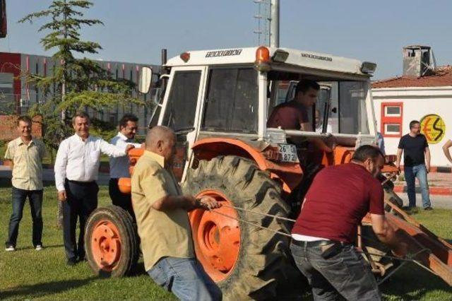 Eskişehirsporlu Yöneticiler, Kurbanlık Danadan Kaçıp Traktörün Arkasına Saklandı