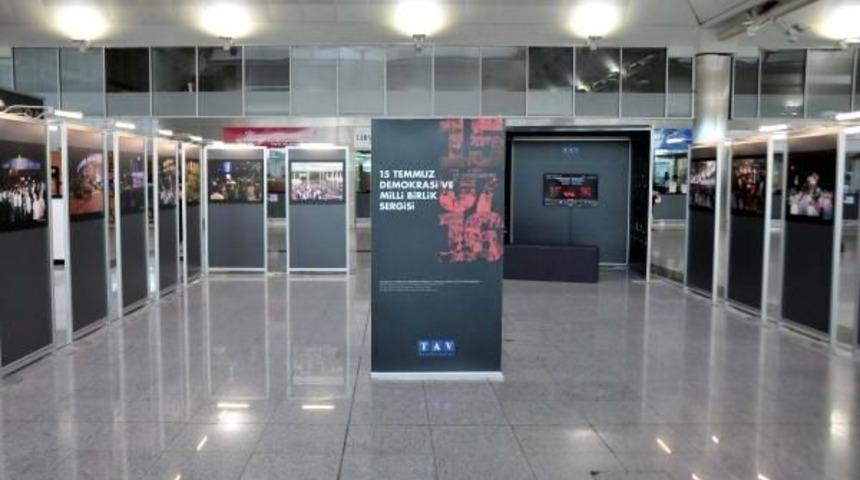 Bakan Arslan, Atat&uuml;rk Havalimanı'nda 15 Temmuz Sergisi'ni Gezdi