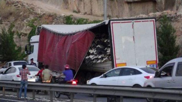 Bariyerlere &Ccedil;arpan Tır daki 23 Ton Sarımsak Yola Sa&ccedil;ıldı 2