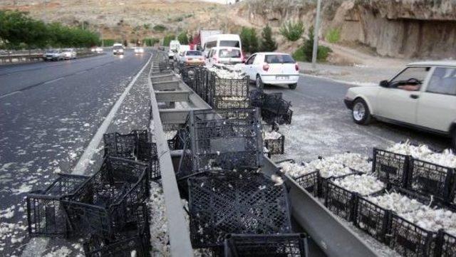 Bariyerlere &Ccedil;arpan Tır daki 23 Ton Sarımsak Yola Sa&ccedil;ıldı 3