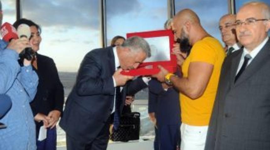 Bakan Arslan&rsquo;dan Atat&uuml;rk Havalimanı Kule &Ccedil;alışanlarına Ziyaret