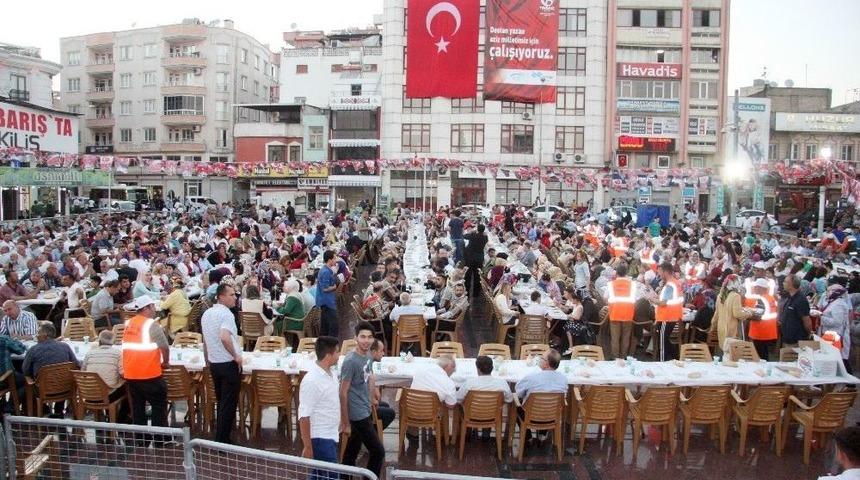 15 Temmuz&rsquo;un Yıl D&ouml;n&uuml;m&uuml;nde Şehit Ailelerine Yemek Verildi