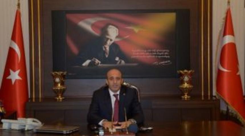 Vali &Ccedil;ift&ccedil;i: &ldquo;t&uuml;rk Tarihine Altın Harflerle Yazılan 15 Temmuz Demokrasi Ve Milli Birlik Destanı&rsquo;nı Şehitlerimiz Ve Gazilerimize Bor&ccedil;luyuz&rdquo;