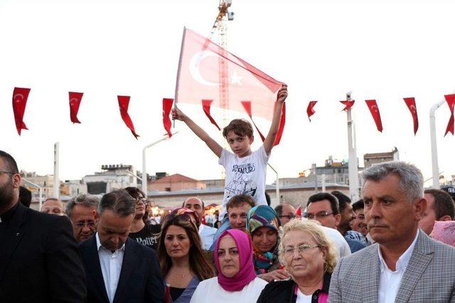 Beyoğlu’nda Halisdemir’in Heykeline Ve İha’nın 15 Temmuz Fotoğraflarına Yoğun İlgi