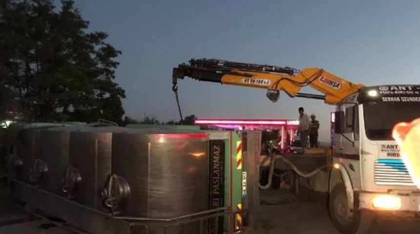 &Uuml;zerine S&uuml;t Tankeri Devrilen Gen&ccedil; &Ouml;ld&uuml;