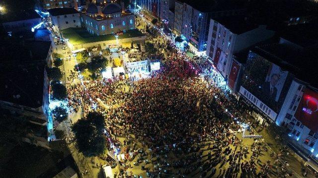 15 Temmuz’un Yıl Dönümünde 2016 Metrelik Türk Bayrağı Taşıyan Binlerce Vatandaş Havadan Görüntülendi