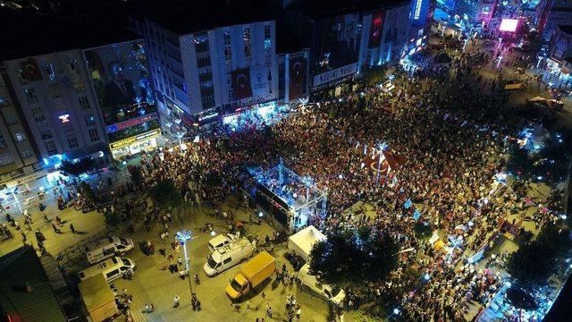 15 Temmuz’un Yıl Dönümünde 2016 Metrelik Türk Bayrağı Taşıyan Binlerce Vatandaş Havadan Görüntülendi