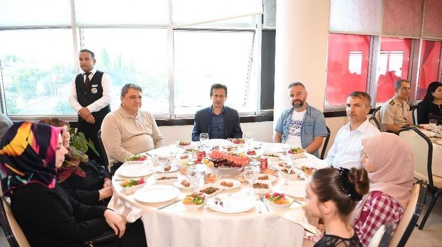 Başkan Dr. Şadi Yazıcı Şehit Aileleri Ve Gazileri Ağırladı