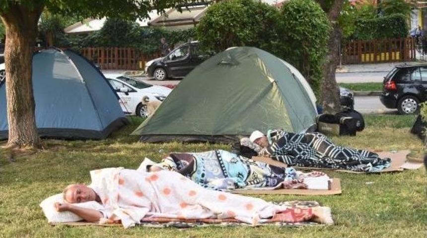 G&uuml;reş Sevgisinden Sokakta Yatıyorlar