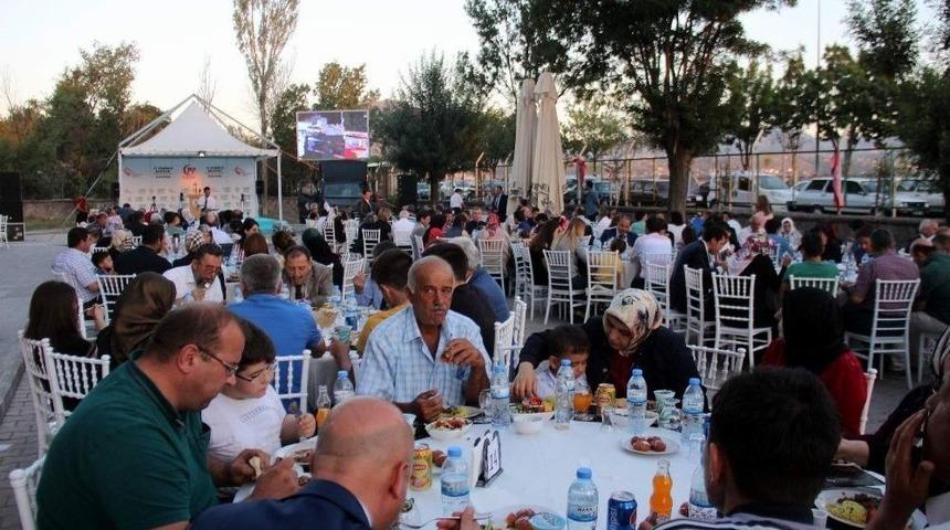 İl Protokol&uuml; Şehit Aileleri Ve Gazilerle Bir Araya Geldi