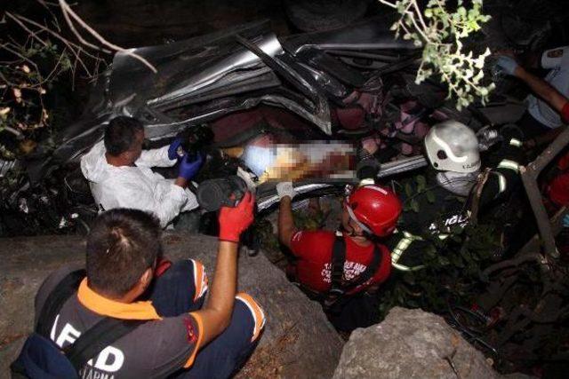 100 Metreden Uçtu, Cesedi Ezilen Otombilden 3 Saatte Çıkarıldı 1