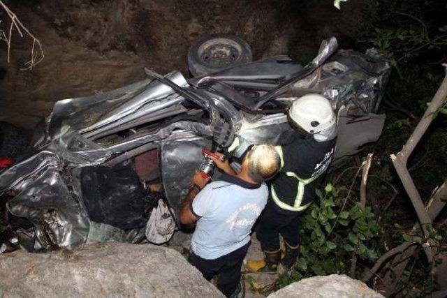 100 Metreden Uçtu, Cesedi Ezilen Otombilden 3 Saatte Çıkarıldı 2