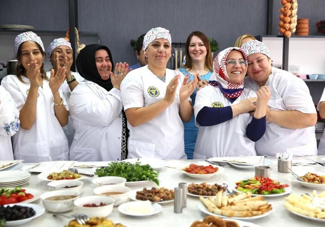 Buca&rsquo;nın Kursları Salonlara Sığmıyor