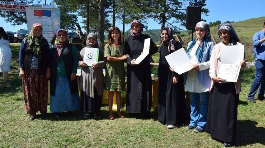 Arı S&uuml;t&uuml; Eğitimini Tamamlayan Kadınlara Sertifika