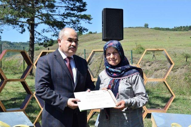 Arı S&uuml;t&uuml; Eğitimini Tamamlayan Kadınlara Sertifika 2