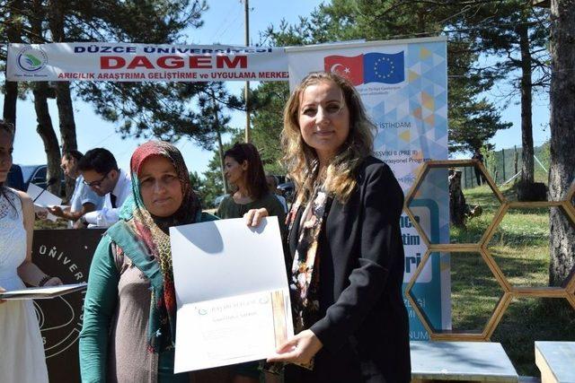 Arı S&uuml;t&uuml; Eğitimini Tamamlayan Kadınlara Sertifika 3