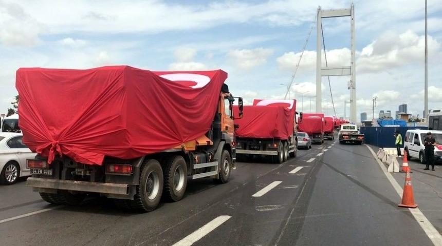 15 Temmuz&rsquo;un Sembollerinden Kamyonlar, 15 Temmuz Şehitler K&ouml;pr&uuml;s&uuml;&rsquo;nden Ge&ccedil;ti