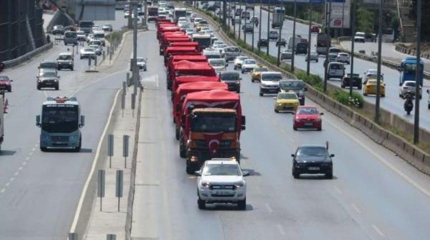 D-100'de T&uuml;rk Bayraklı Kamyon Konvoyu