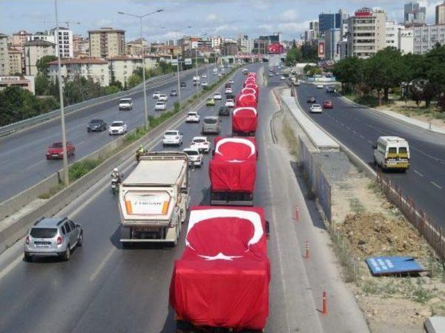 D-100 de T&uuml;rk Bayraklı Kamyon Konvoyu 1