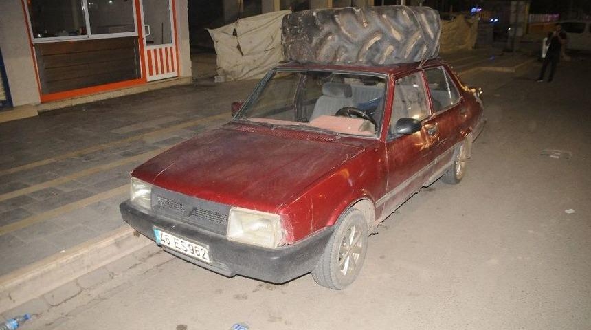 Cizre&rsquo;de İş Makinesi Lastiği Taşıyan Otomobil İlgin&ccedil; G&ouml;r&uuml;nt&uuml; Oluşturdu