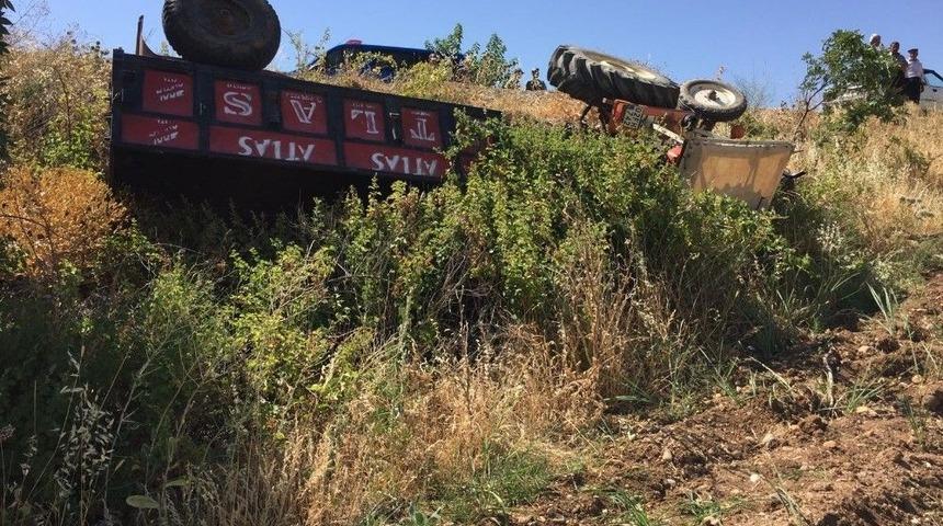 Trakt&ouml;r Şarampole Yuvarlandı