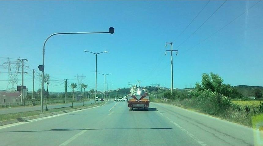 Kamyonet Kasasından Sarkan Borular S&uuml;r&uuml;c&uuml;leri Korkuttu