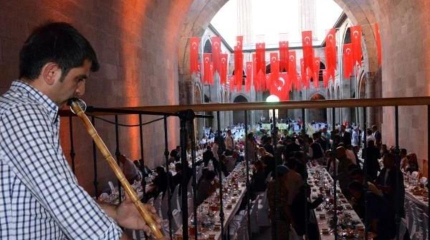 Tarihi &Ccedil;ifte Minareli Medrese'de Şehit Yakınları Ve Gazilere Yemek