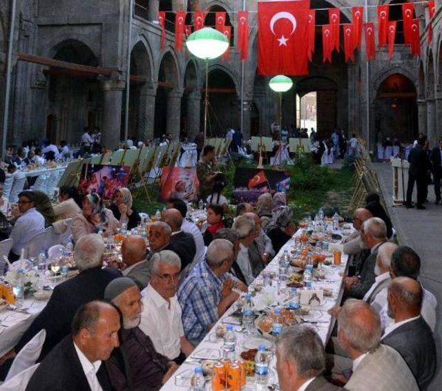 Tarihi Çifte Minareli Medrese'de Şehit Yakınları Ve Gazilere Yemek