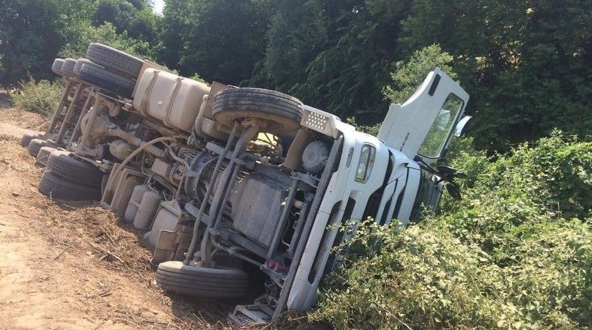 Yol İnşaatında Mıcır Y&uuml;kl&uuml; Kamyon Devrildi