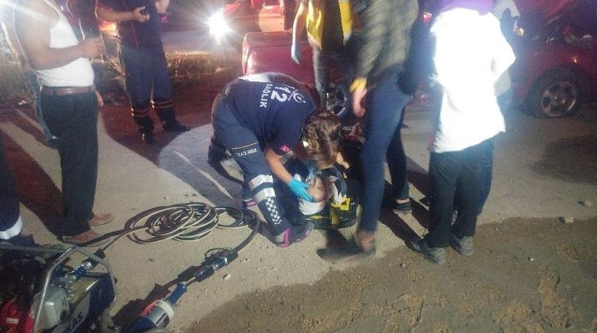 Minib&uuml;sle Otomobil &Ccedil;arpıştı: 7 Yaralı