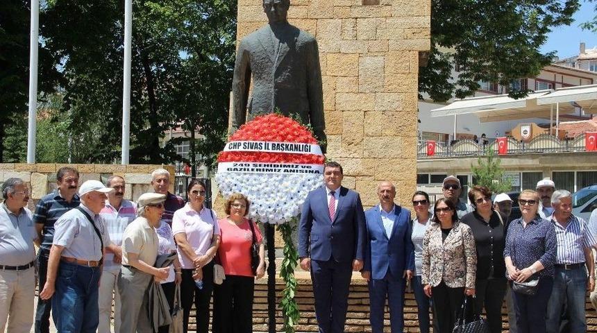 Chp 15 Temmuz&rsquo;un Yıl D&ouml;n&uuml;m&uuml;nde Anıta &Ccedil;elenk Sundu