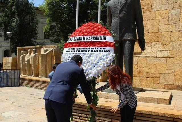 Chp 15 Temmuz’un Yıl Dönümünde Anıta Çelenk Sundu