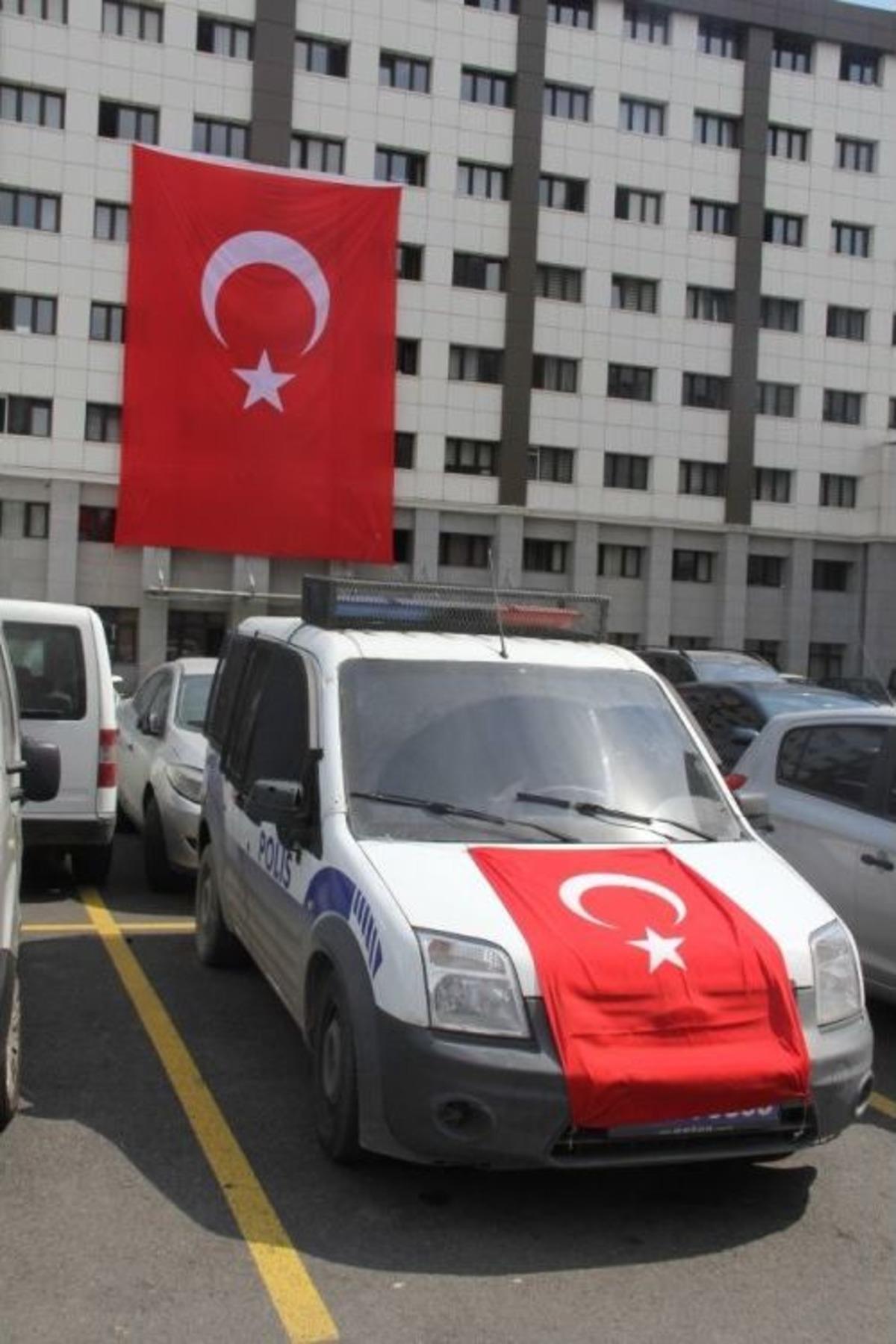 Emniyet Binalarına Ve Ara&ccedil;lara T&uuml;rk Bayrakları Asıldı