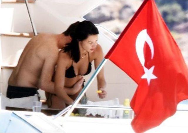 Adriana Lima Ve Metin Hara'nın Bodrum Tatili Sürüyor