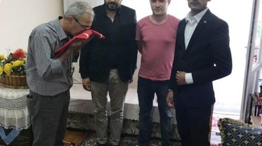 Şehit Kaymakamın Ailesinden Alınan Türk Bayrağı, Cumhurbaşkanına Ulaştırılmak Üzere Yola Çıkarıldı