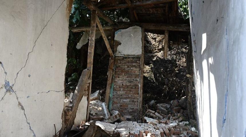 Tarihi Surlardan Kayan Toprak Mahalleliyi Ayağa Kaldırdı