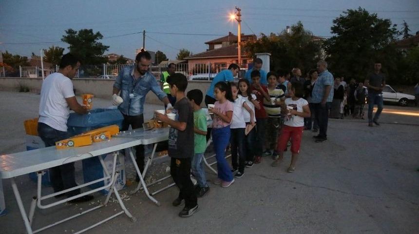 &rsquo;cenaze İşleri&rsquo;nin Oyuncuları Sokak Sinemalarında