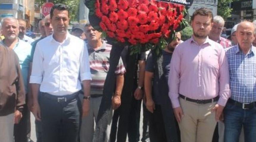 Chp Niğde Teşkilatı 15 Temmuz Şehitleri Anısına &Ccedil;elenk Bıraktılar