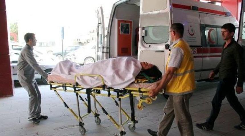 Havza'da Trakt&ouml;r Devrildi: 2 Yaralı