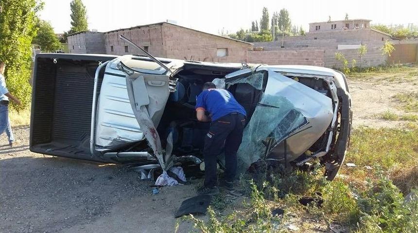 Kontrolden &Ccedil;ıkan Otomobil Takla Attı: 2 Yaralı