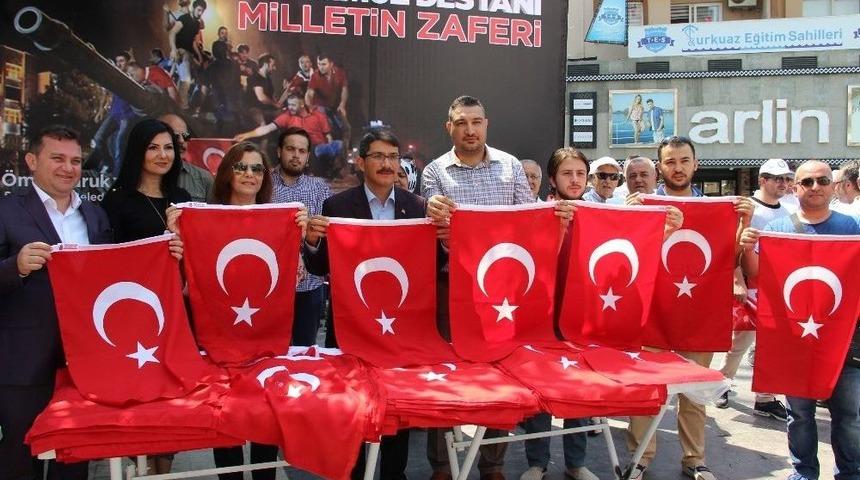 Başkan Çelik Vatandaşlara Bayrak Dağıttı